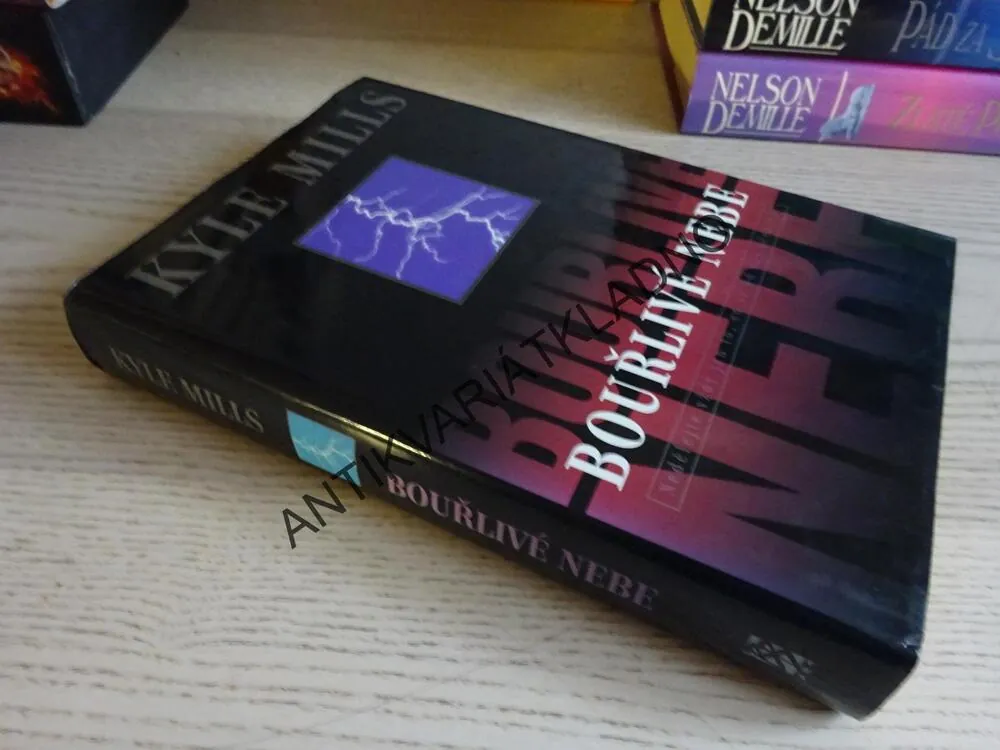 BOUŘLIVÉ NEBE, KYLE MILLS, **an