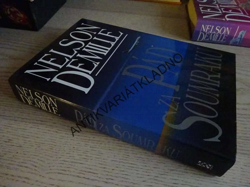 PÁD ZA SOUMRAKU, NELSON DEMILLE, **an