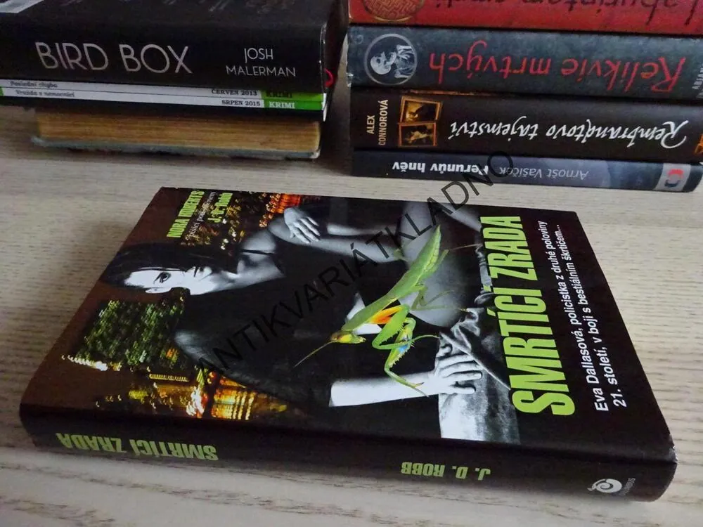 SMRTÍCÍ ZRADA, NORA ROBERTS JAKO J. D. ROBB A DALŠÍ, **an