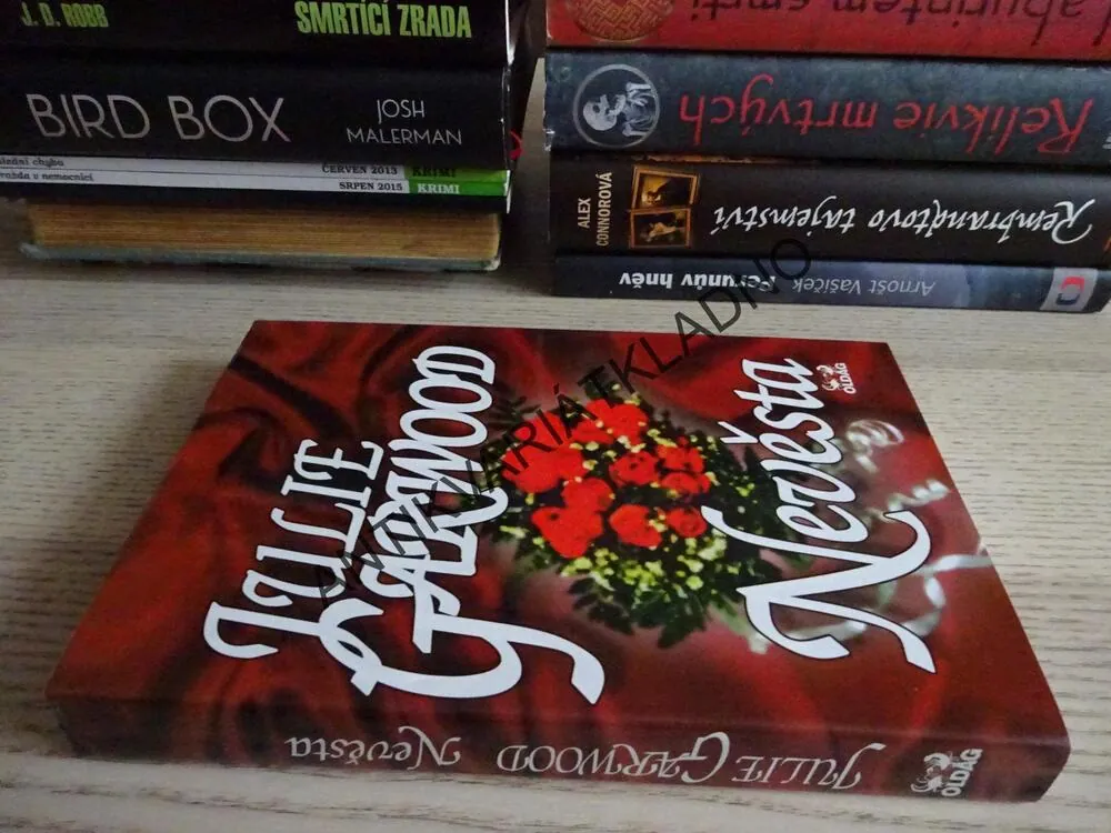 NEVĚSTA, JULIE GARWOOD, GARWOODOVÁ, **an