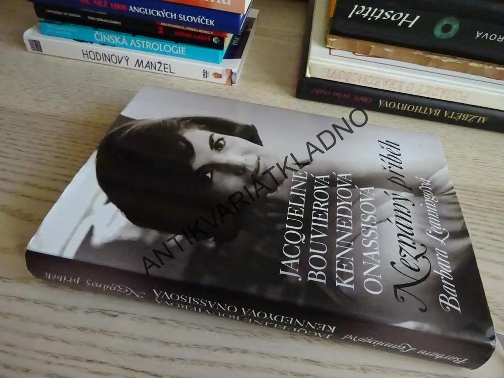 NEZNÁMÝ PŘÍBĚH, JACQUELINE BOUVIEROVÁ KENNEDYOVÁ ONASSISOVÁ, BARBARA LEAMINGOVÁ, **an