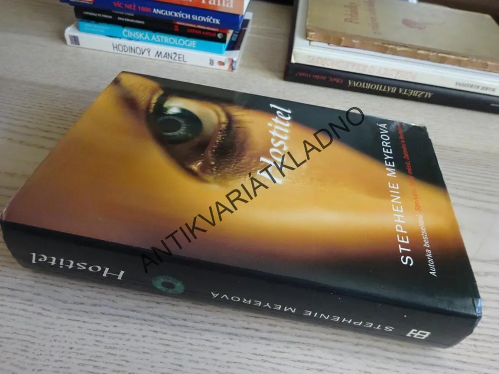 HOSTITEL, STEPHENIE MEYEROVÁ,, **an