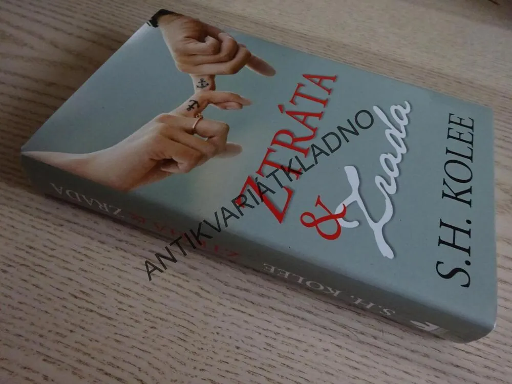 ZTRÁTA A ZRADA, S. H. KOLEE, **an
