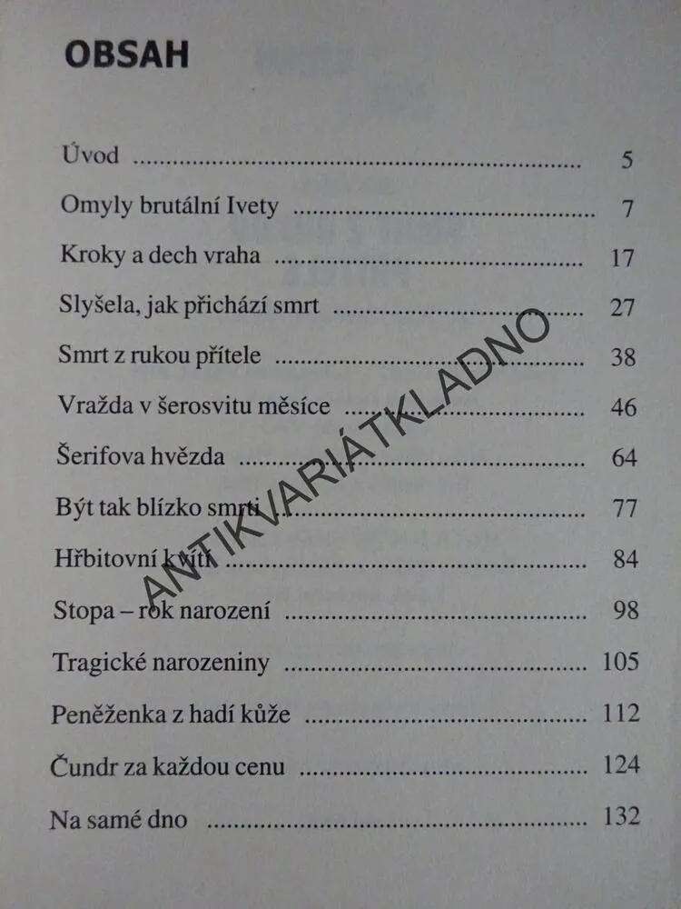 SMRT Z RUKOU NEPŘÍTELE, **an