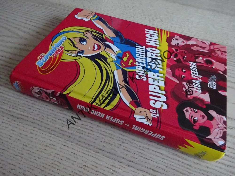 SUPERGIRL NA SUPER HERO HIGH, LISA YEEOVÁ, **an