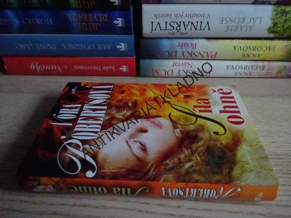 SÍLA OHNĚ, NORA ROBERTSOVÁ, **an