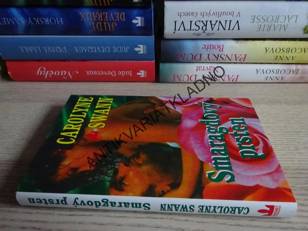 SMARAGDOVÝ PRSTEN, CAROLYNE SWANN, **an