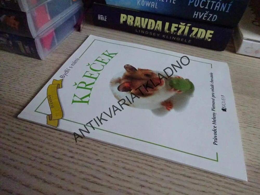 BYDLÍ S NÁMI KŘEČEK, HELENA PIERSOVÁ, **an