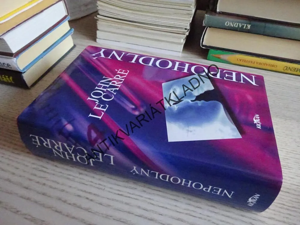 NEPOHODLNÝ, JOHN LE CARRÉ, **an