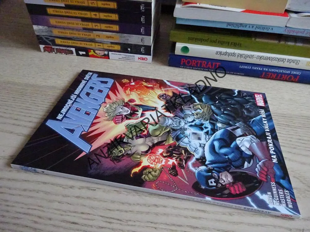 AVENGERS, NA POKRAJI VÁLKY ŘÍŠÍ, KOMIKS MARVEL, **an