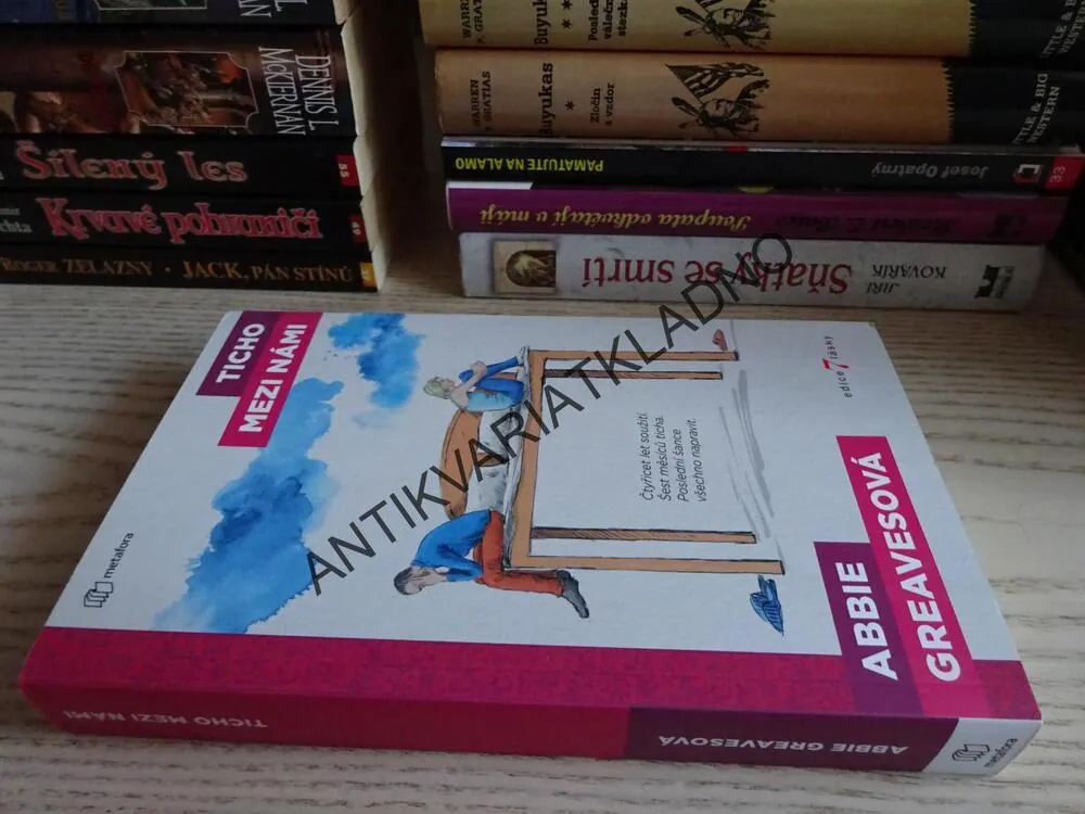 TICHO MEZI NÁMI, ABBIE GREAVESOVÁ, **an