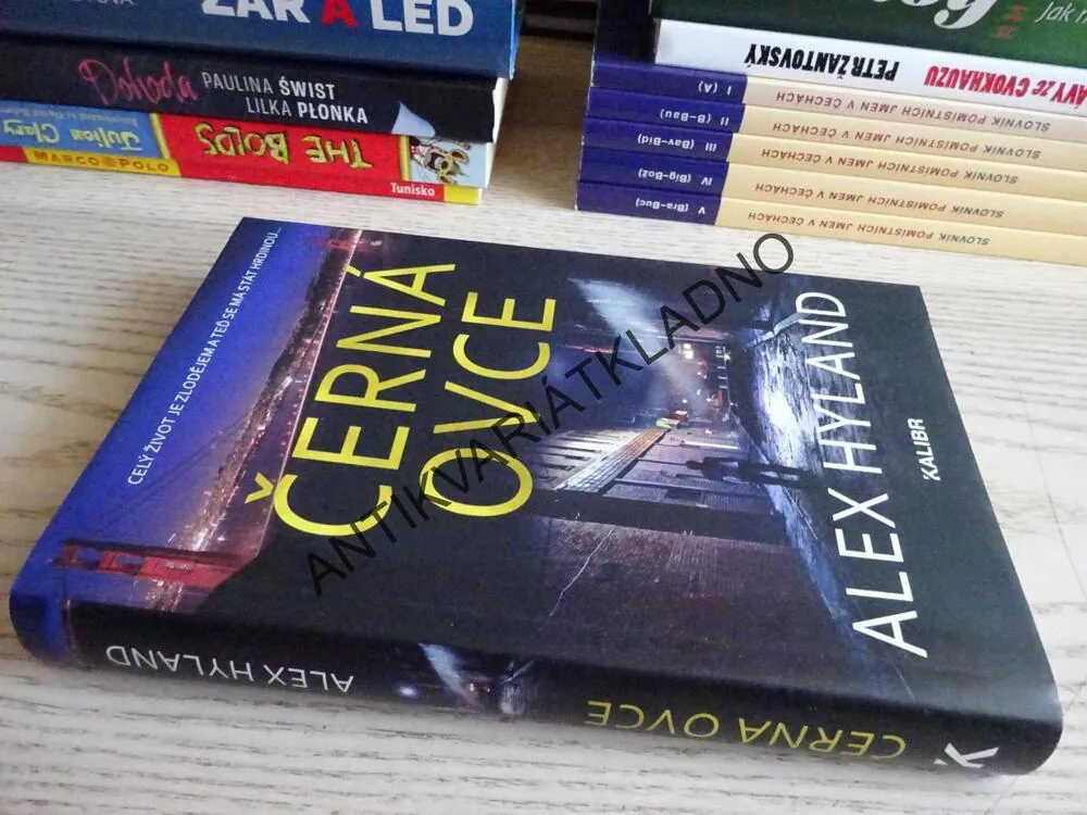 ČERNÁ OVCE, ALEX HYLAND, **an