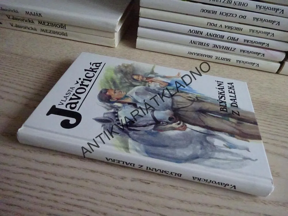 BLÝSKÁNÍ Z DALEKA, VLASTA JAVOŘICKÁ, **an