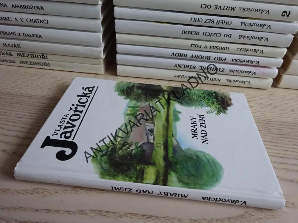 MRAKY NAD ZEMÍ, VLASTA JAVOŘICKÁ, **an