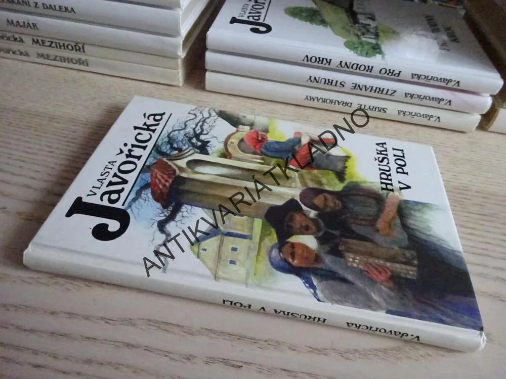 HRUŠKA V POLI, VLASTA JAVOŘICKÁ, **an