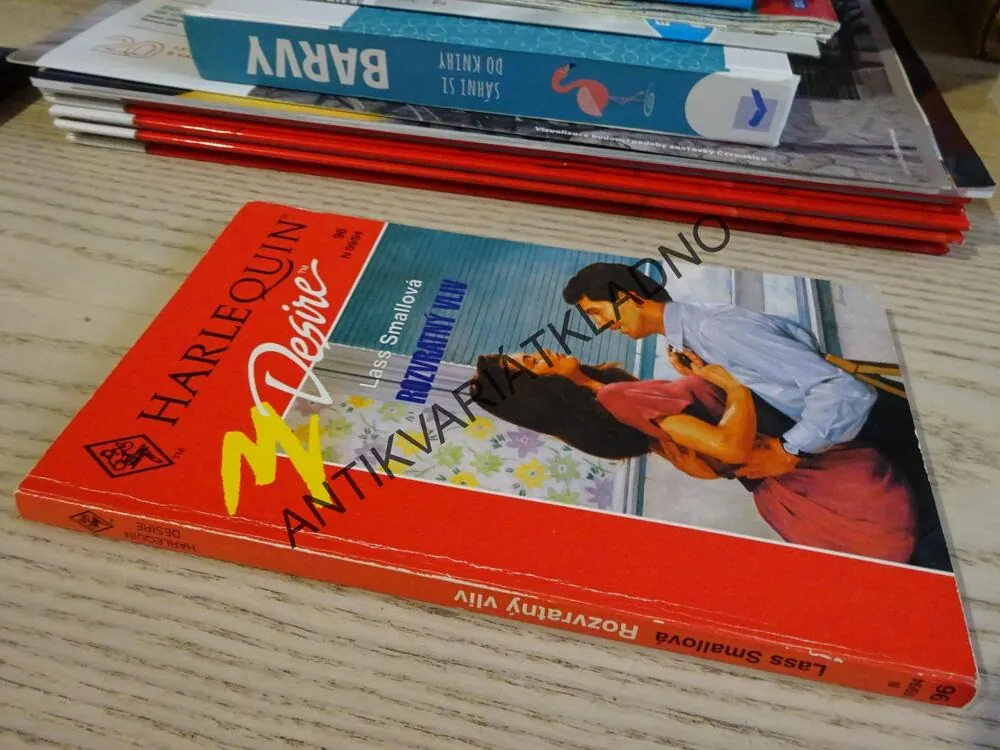 ROZVRATNÝ VLIV, LASS SMALLOVÁ, **an