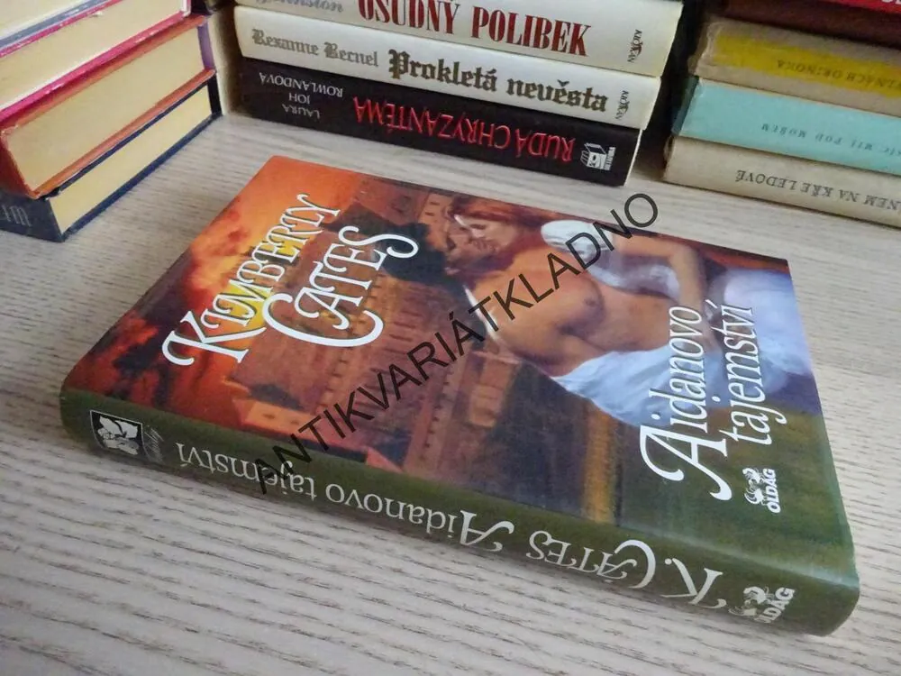 AIDANOVO TAJEMSTVÍ, KIMBERLY CATES, **an