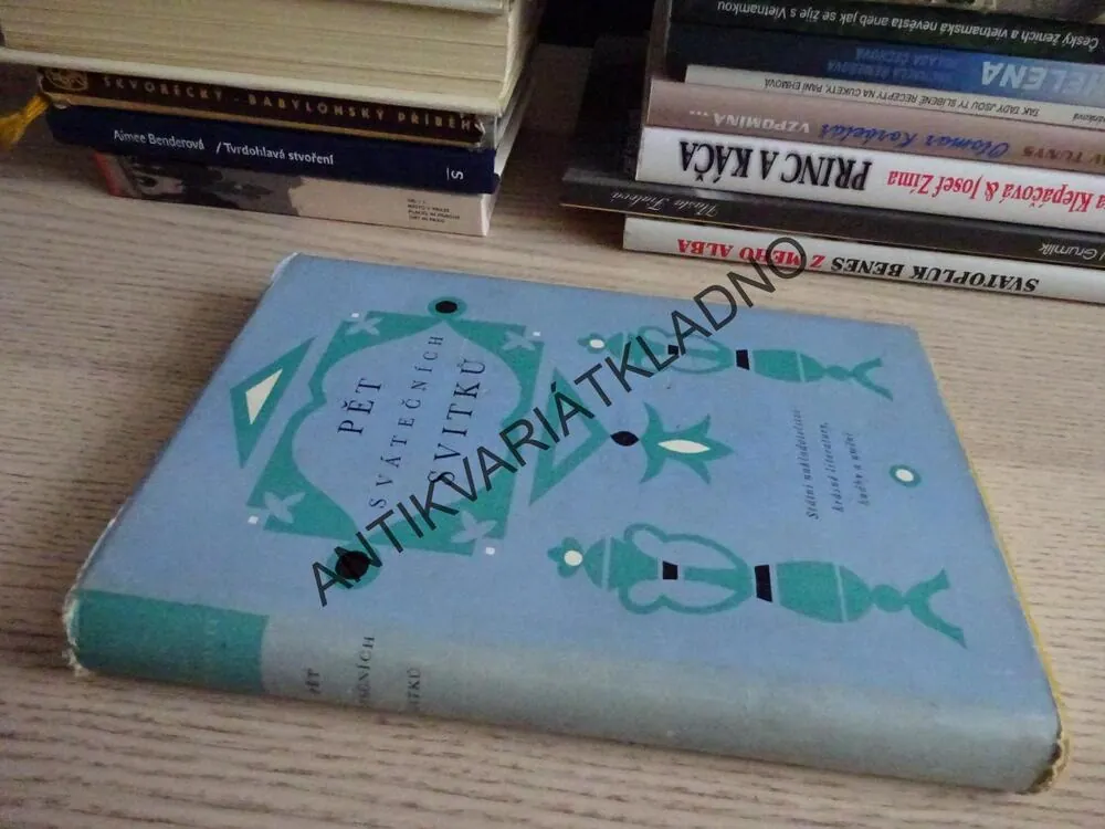 PĚT SVÁTEČNÍCH SVITKŮ, **an