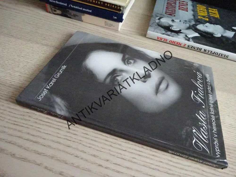 VLASTA FIALOVÁ VYPRÁVÍ V HERECKÉ ŠATNĚ O SVÉ PRÁCI A ŽIVOTĚ, JOSEF KAREL GRUMLÍK, **an