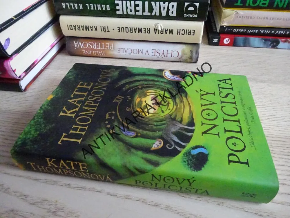 NOVÝ POLICISTA, KATE THOMPSONOVÁ, **an