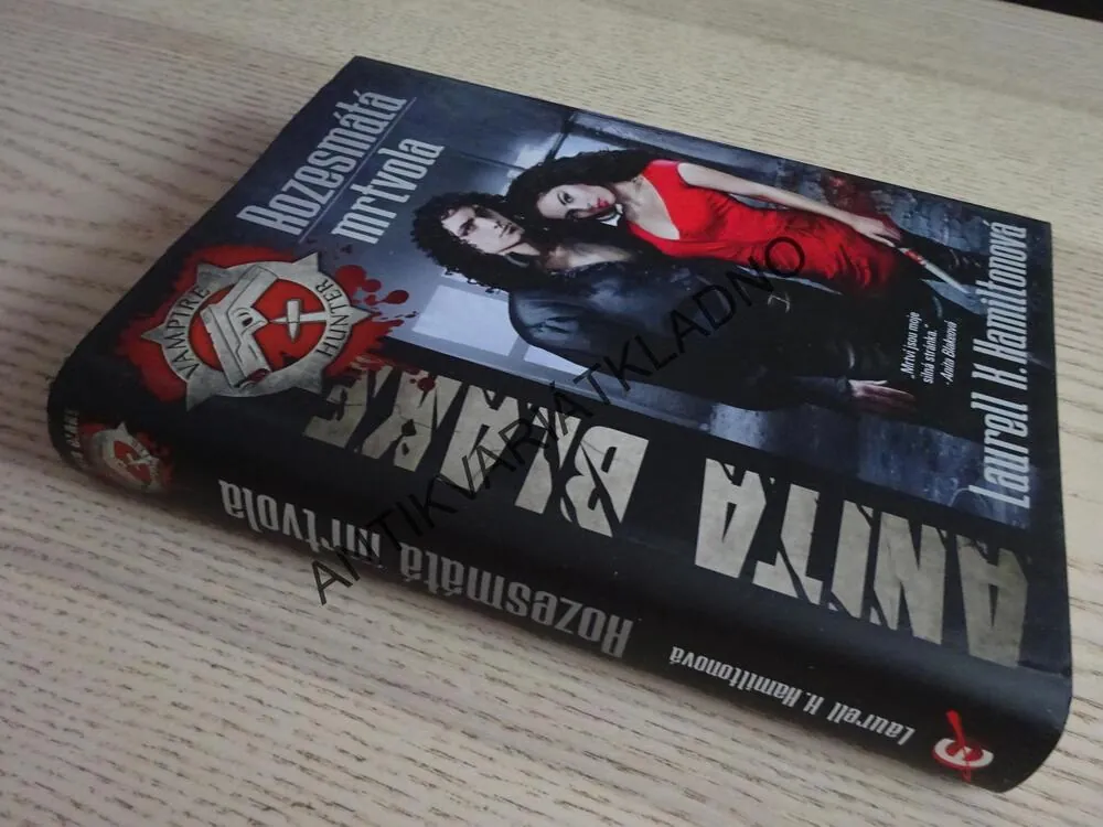 ROZESMÁTÁ MRTVOLA, ANITA BLAKE, LAURELL K. HAMILOTONOVÁ, **an