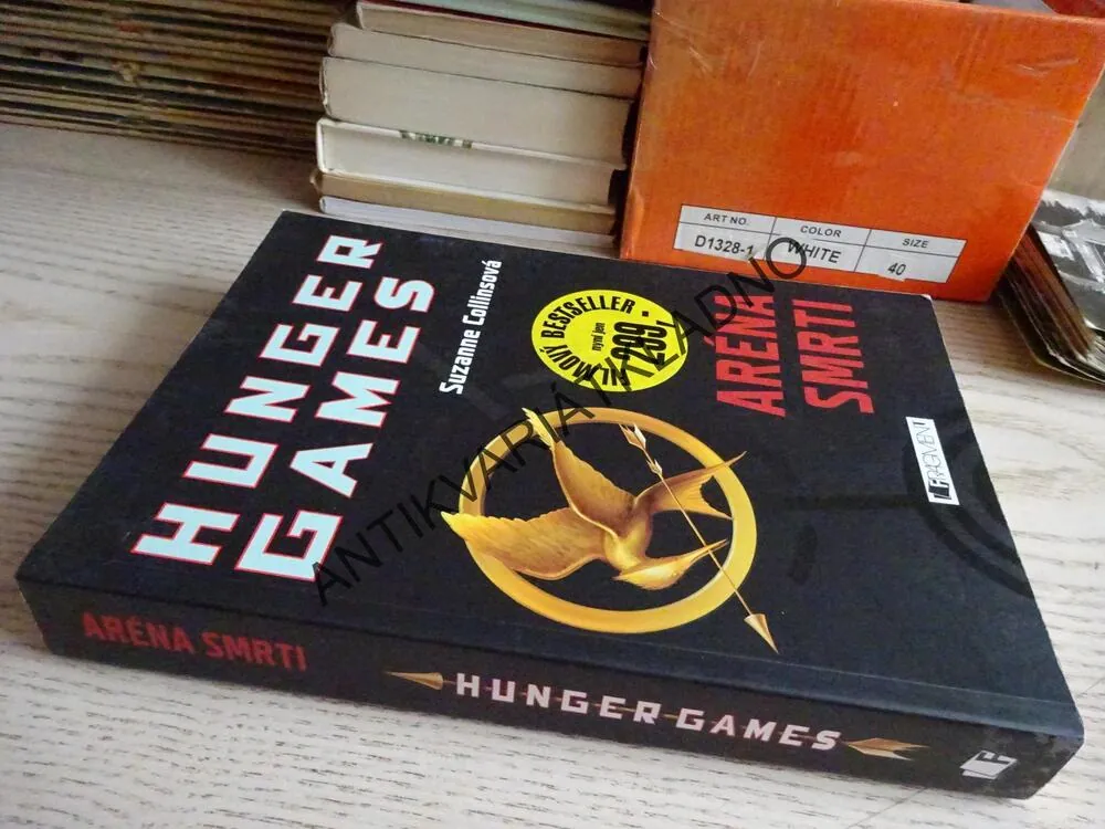 HUNGER GAMES, ARÉNA SMRTI, SUZANNE COLLINSOVÁ, **an