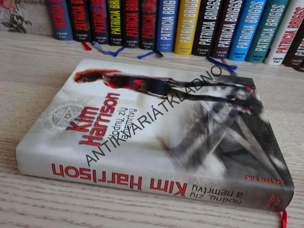 HODNÝ, ZLÝ A NEMRTVÝ, KIM HARRISON, **an