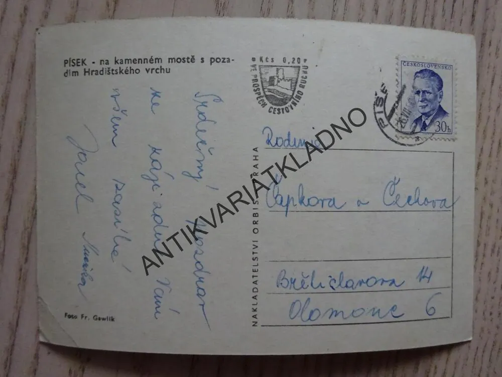 PÍSEK, NA KAMENNÉM MOSTĚ S POZADÍM HRADIŠTSKÉHO VRCHU