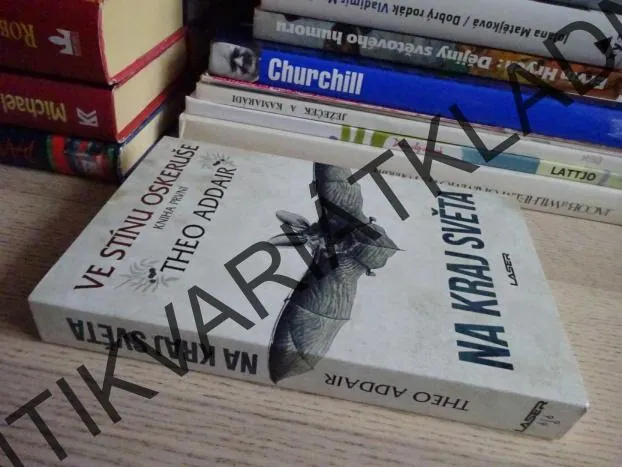 NA KRAJ SVĚTA, THEO ADDAIR, **an