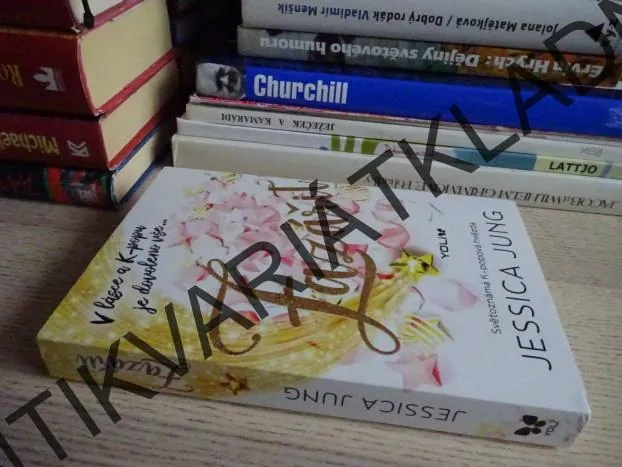 ZAZÁŘIT, JESSICA JUNG, **an