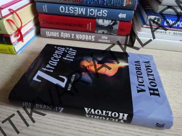 ZTRACENÁ TVÁŘ, VICTORIA HOLTOVÁ, **an