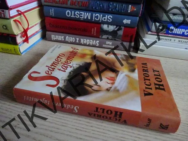 SEDMERO TAJEMSTVÍ, VICTORIA HOLTOVÁ, **an