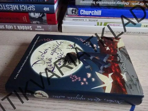 DÍVKA, KTERÁ UPÍJELA MĚSÍC, KELLY BARNHILLOVÁ, **an
