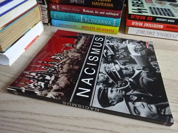 NACISMUS, **an