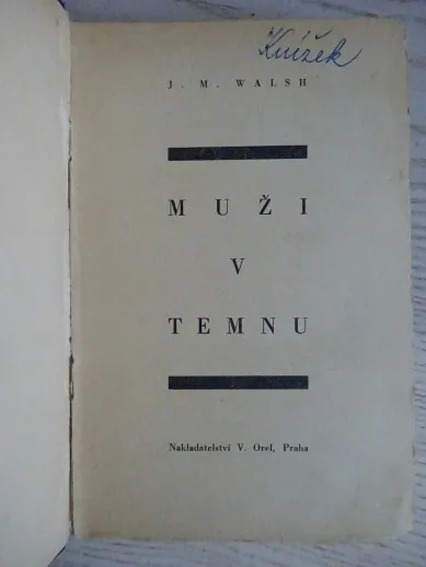 MUŽI V TEMNU, J. M. WALSH, **an