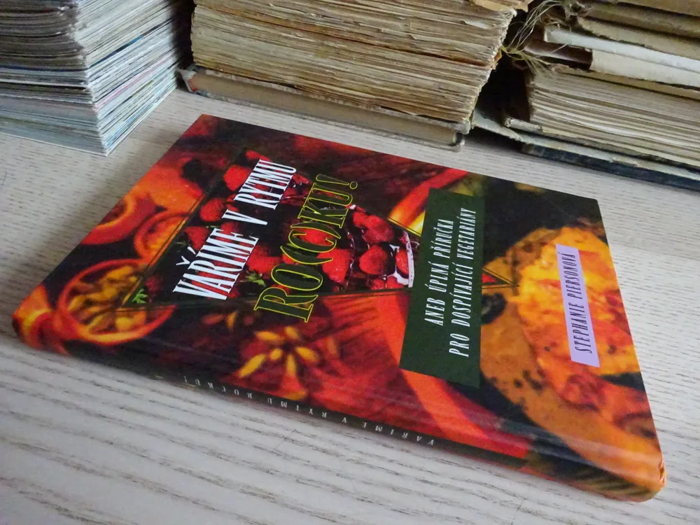 VAŘÍME V RYTMU RO(C)KU! ANEB ÚPLNÁ PŘÍRUČKA PRO DOSPÍVAJÍCÍ VEGETARIÁNY, STEPHANIE PIERSONOVÁ, **an