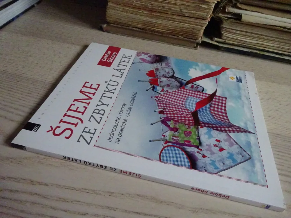 ŠIJEME ZE ZBYTKŮ LÁTEK, DEBBIE SHORE, **an