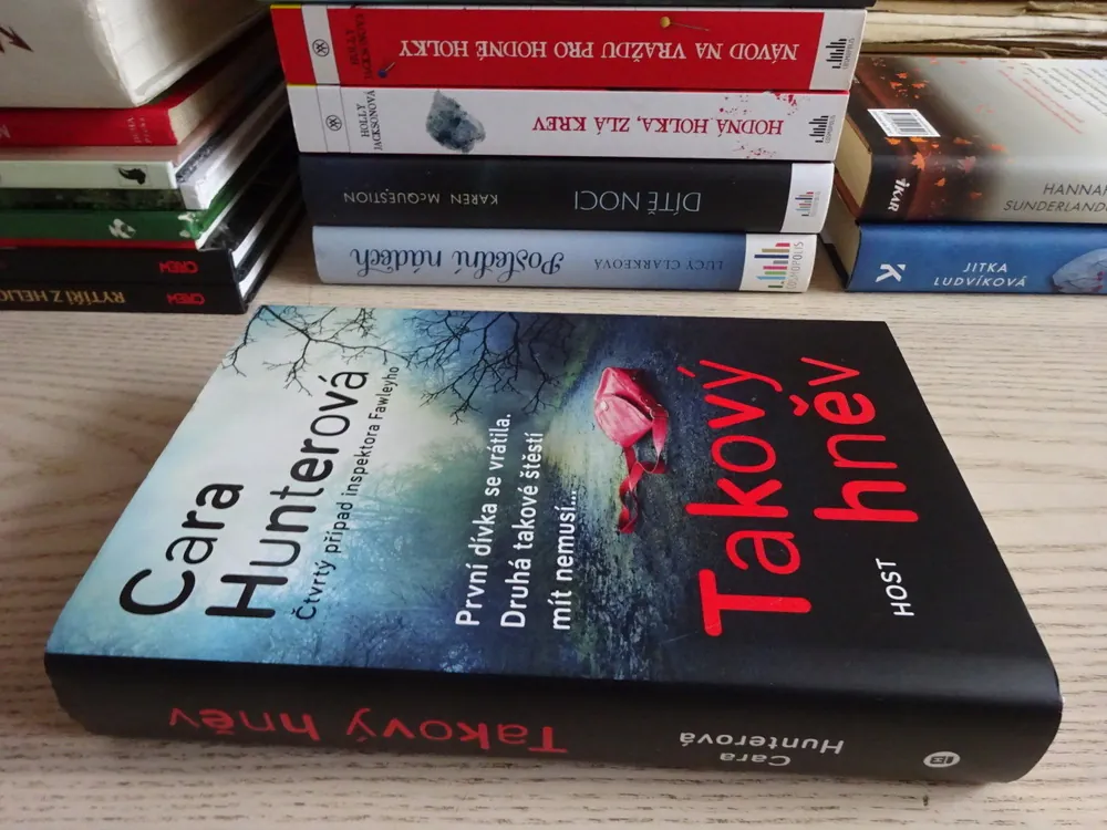 TAKOVÝ HNĚV, CARA HUNTEROVÁ, **an