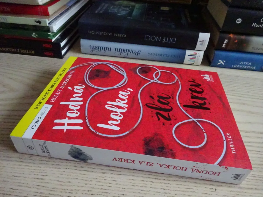 HODNÁ HOLKA, ZLÁ KREV, HOLLY JACKSON, **an
