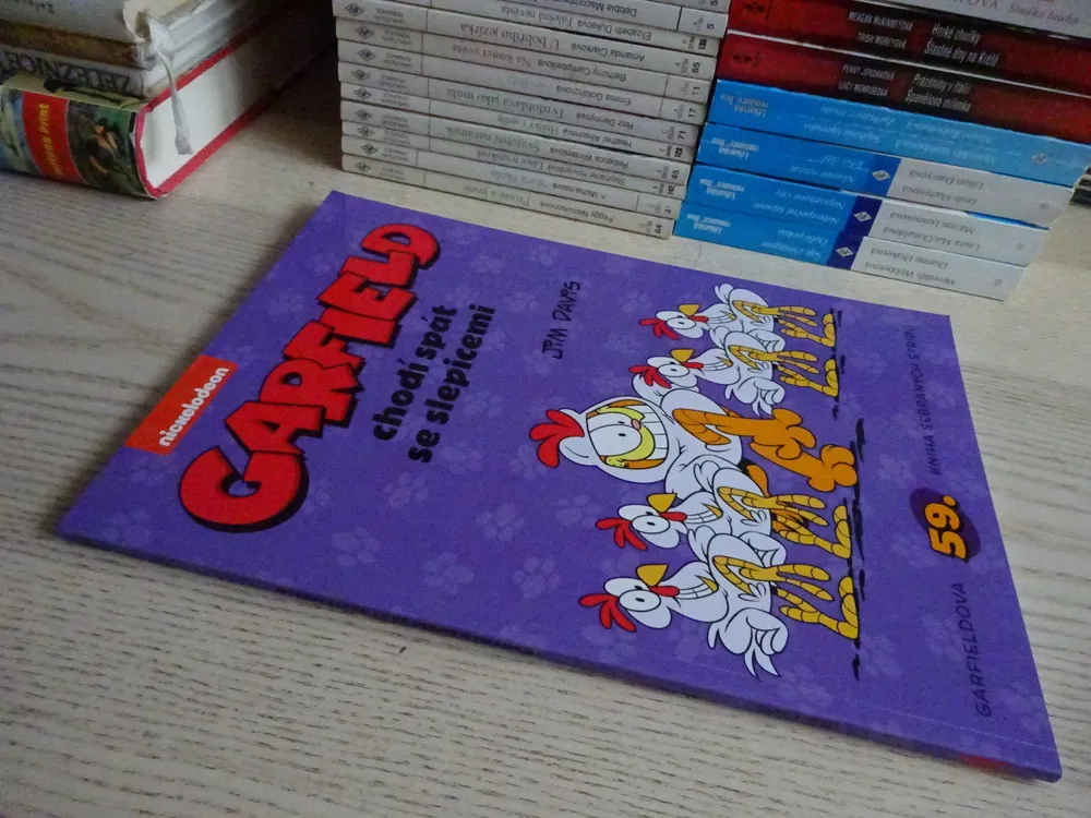 GARFIELD CHODÍ SPÁT SE SLEPICEMI, JIM DAVIS, **an