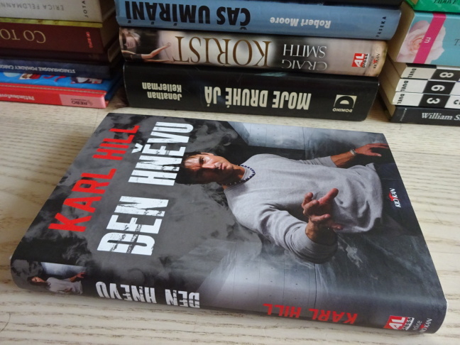 DEN HNĚVU, KARL HILL, **an
