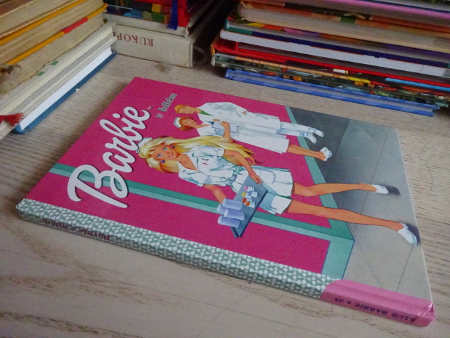 BARBIE V BÍLÉM, **an