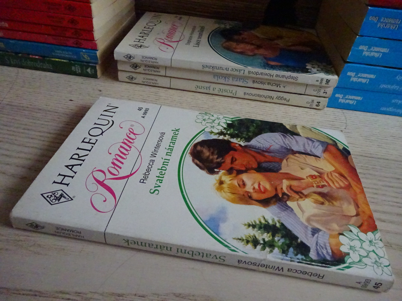 SVATEBNÍ NÁRAMEK, REBECCA WINTERSOVÁ, **an