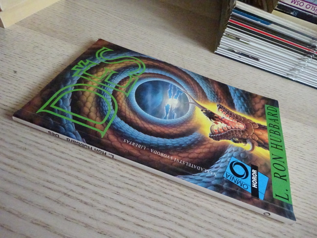 DĚS, L. RON HUBBARD, **an