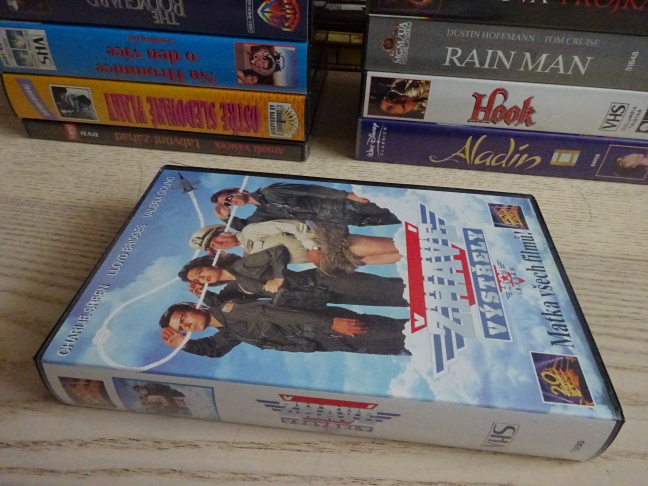 ŽHAVÉ VÝSTŘELY, CHARLIE SHEEN, VHS VIDEOKAZETA