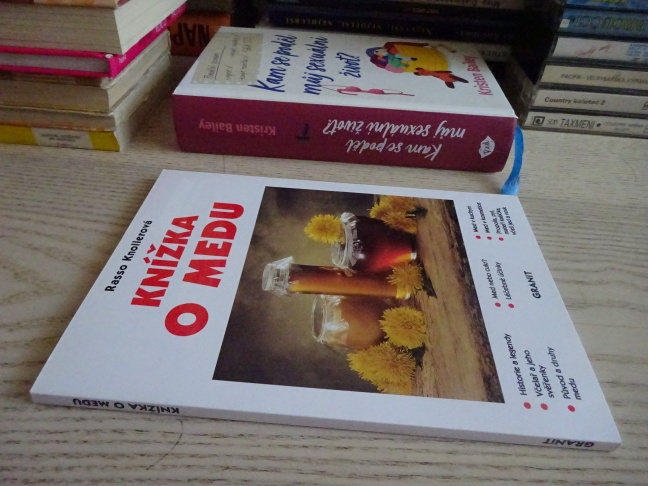 KNÍŽKA O MEDU, RASSO KNOLLEROVÁ, **an