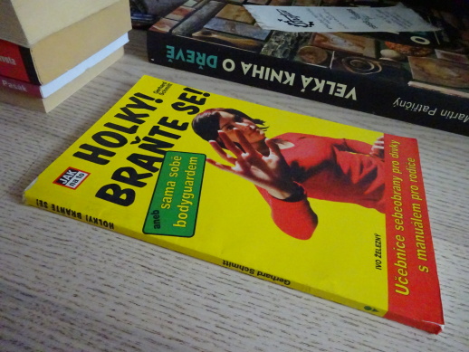 HOLKY! BRAŇTE SE! ANEB SAMA SOBĚ BODYGUARDEM, GERHARD SCHMITT, **an