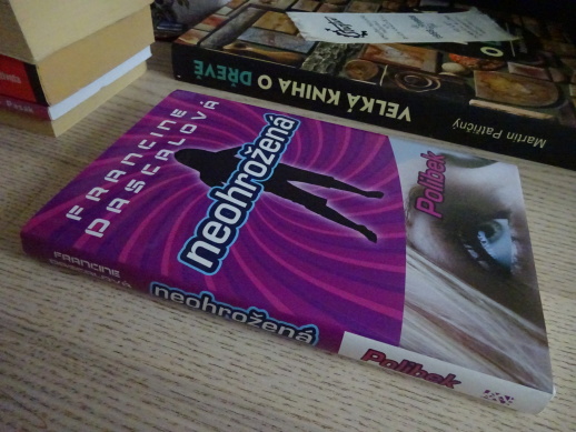 NEOHROŽENÁ, POLIBEK, FRANCINE PASCALOVÁ, **an
