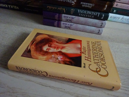 KATE HANNIGANOVÁ, CATHERINE COOKSONOVÁ, **an