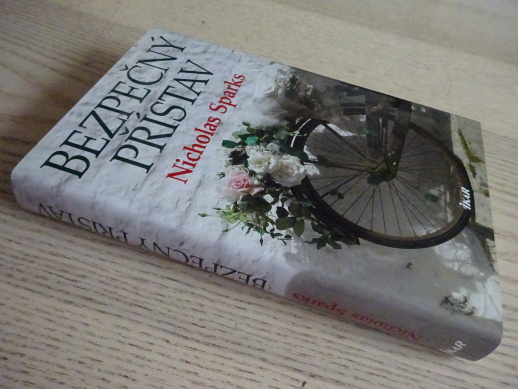 BEZPEČNÝ PŘÍSTAV, NICHOLAS SPARKS, **an